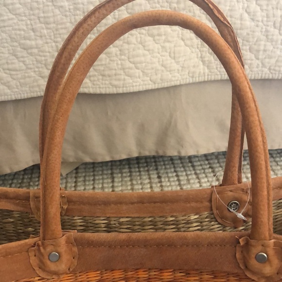 Gorgeous brand new straw tote bag. 14x10 suede handles - Picture 5 of 9